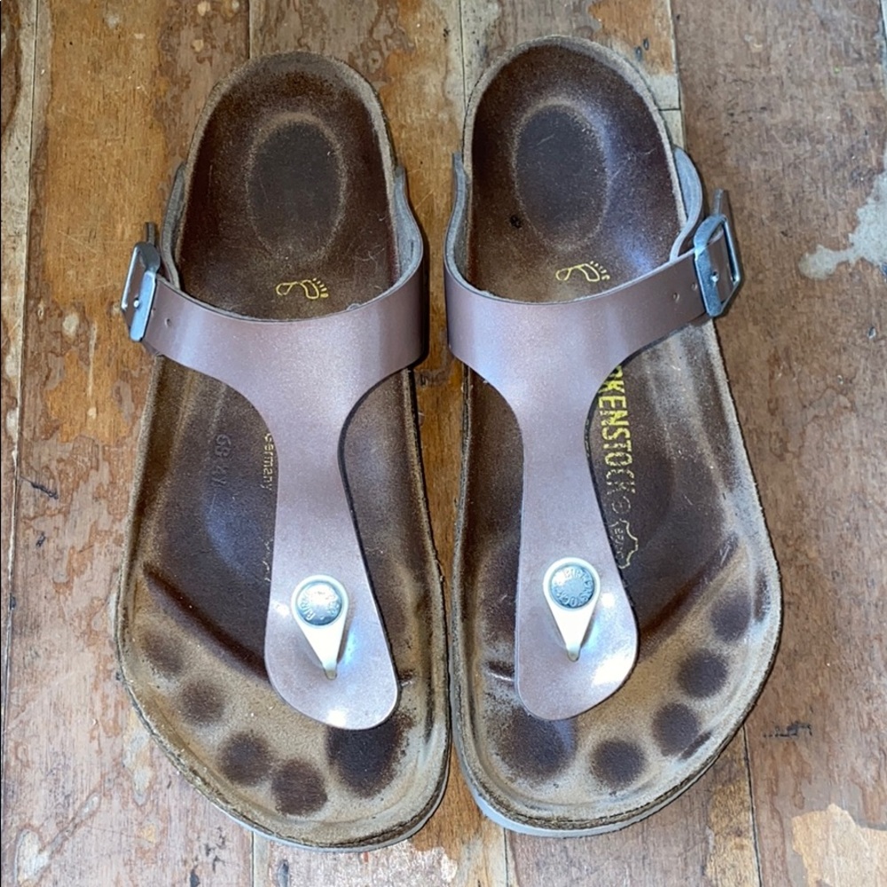 Birkenstock’s gizeh sandal